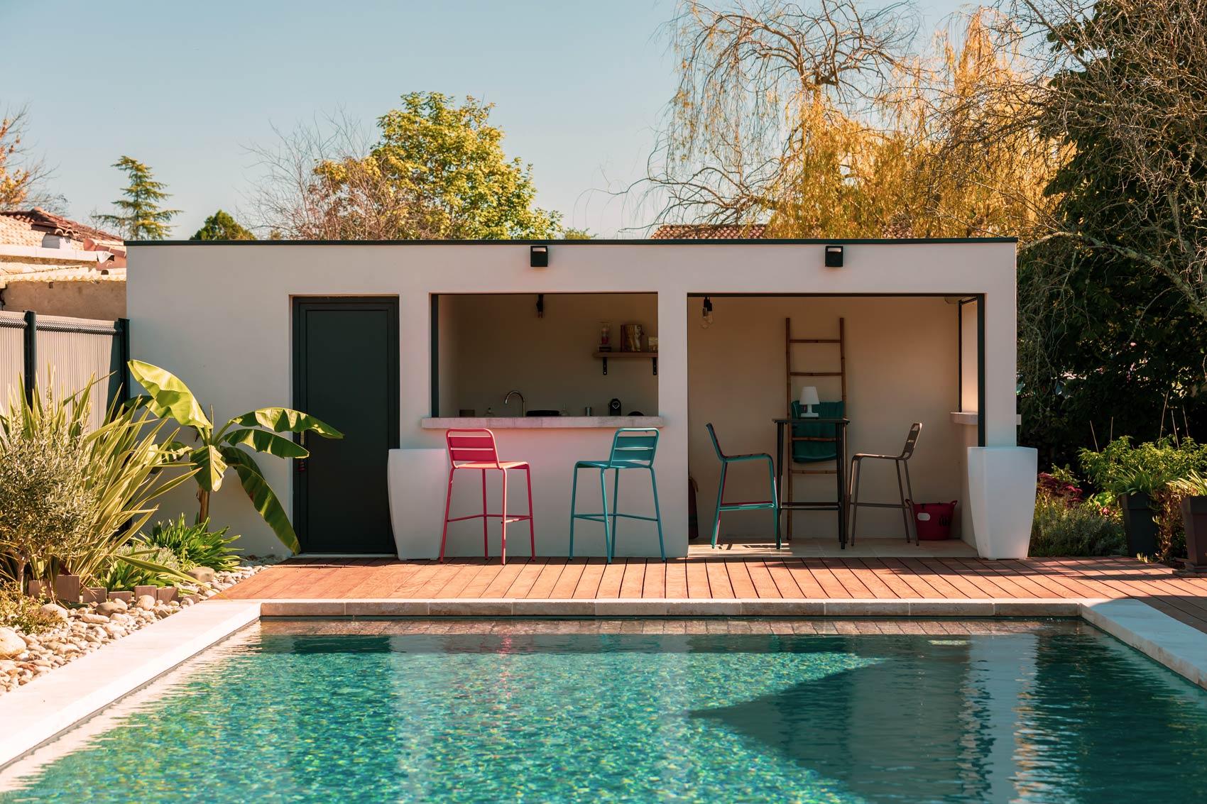 Piscine devant cuisine d'été